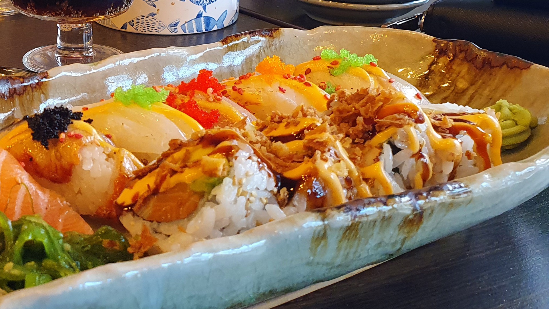 En tallrik med sushi i olika färger.
