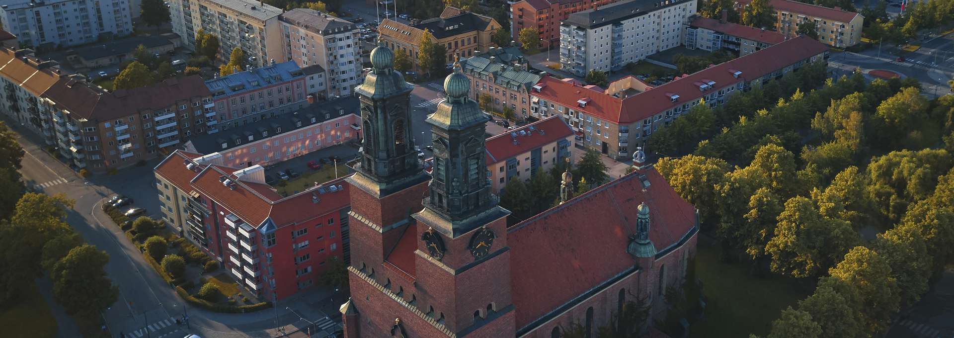 Stor kyrka med två torn i tegel