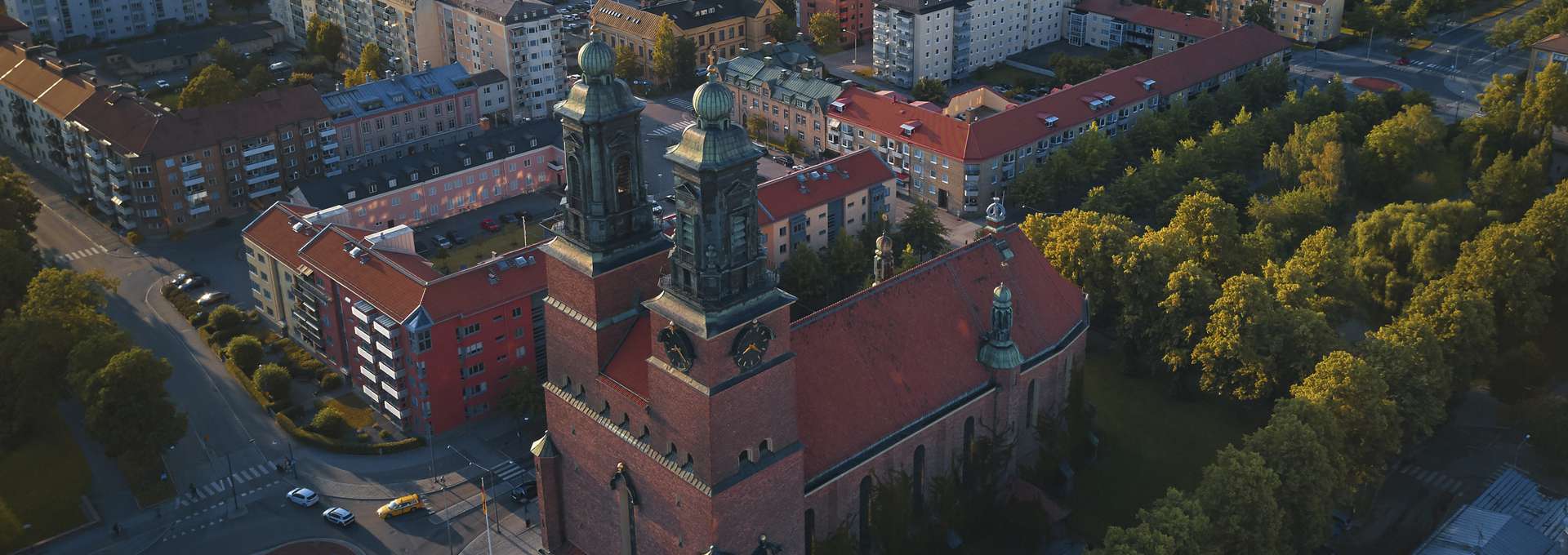 Stor kyrka med två torn i tegel