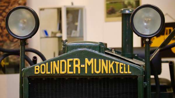Grön traktor med texten Bolinder-Munktell