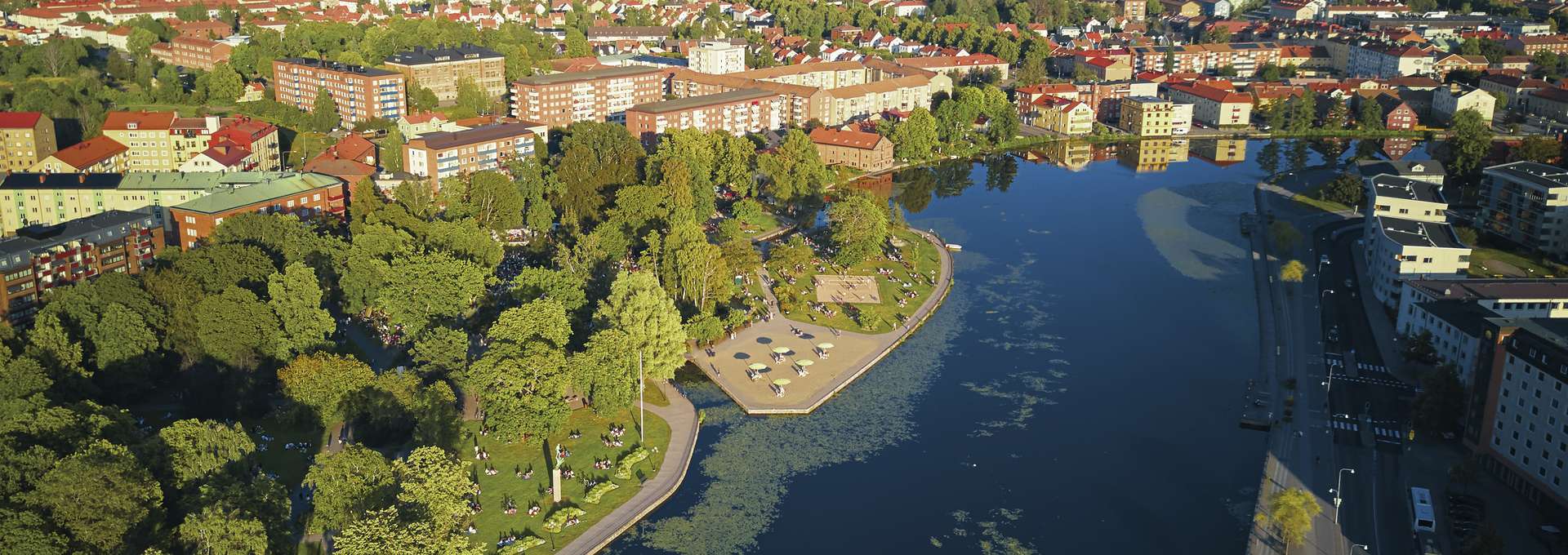 Drönarbild över Eskilstuna men fokus på Stadsparken