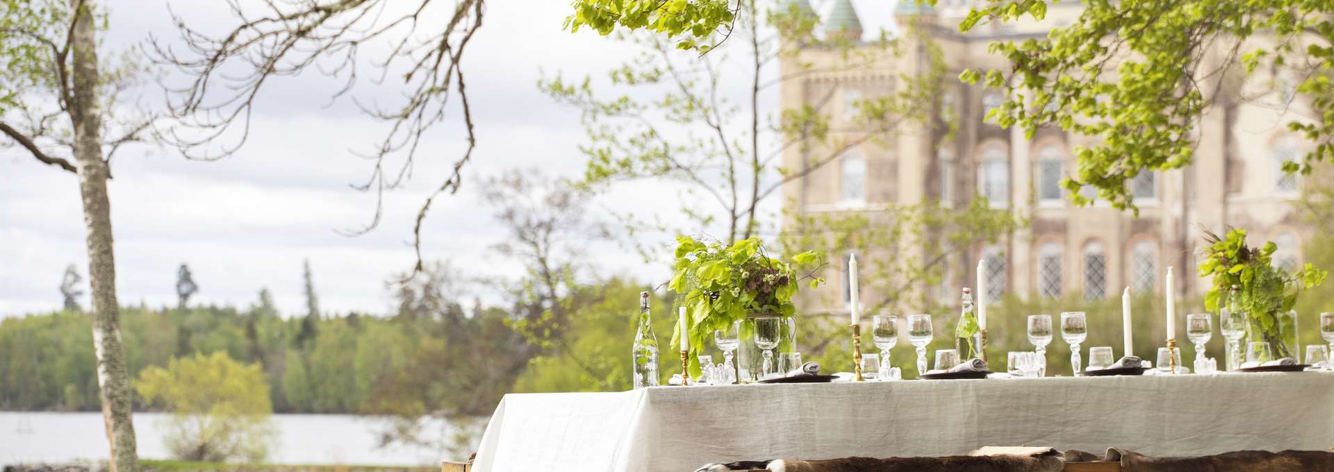 Dukat bord i förgrunden och Stora Sundby slott i bakgrunden