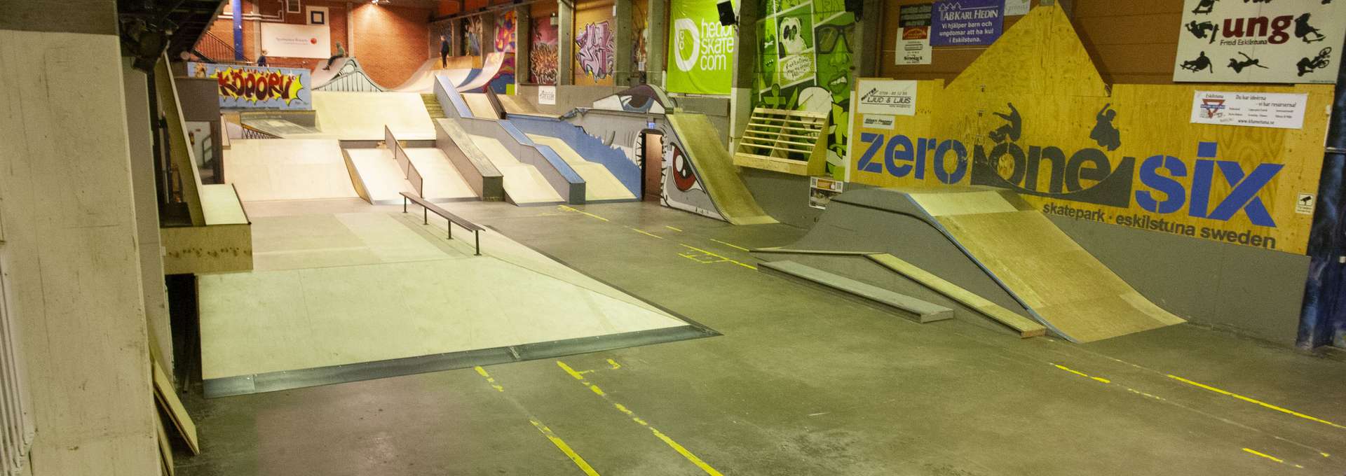 Bild i den folktomma skateparken Zero One Six där man ser ramper  och streetyta.