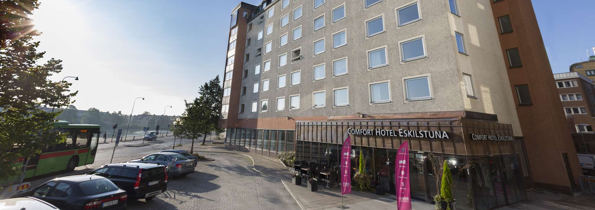 Hela Comfort Hotel och parkerings plats en solig vårdag 