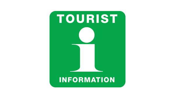 Grönt märke med texten Tourist Information