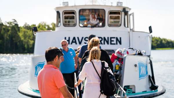 Båten Havsörnen hämtar upp passagerare en solig dag