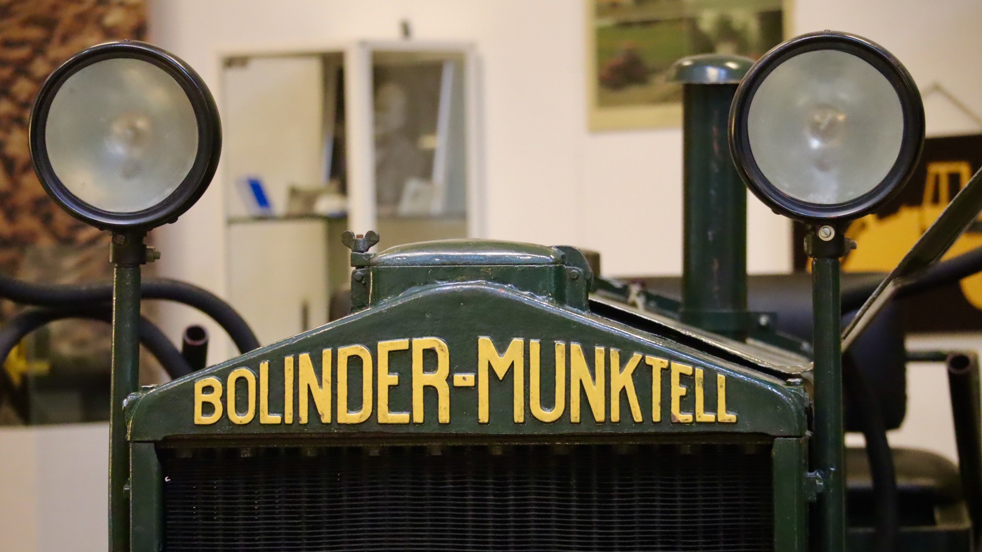 Green tractor with the text Bolinder-Munktell