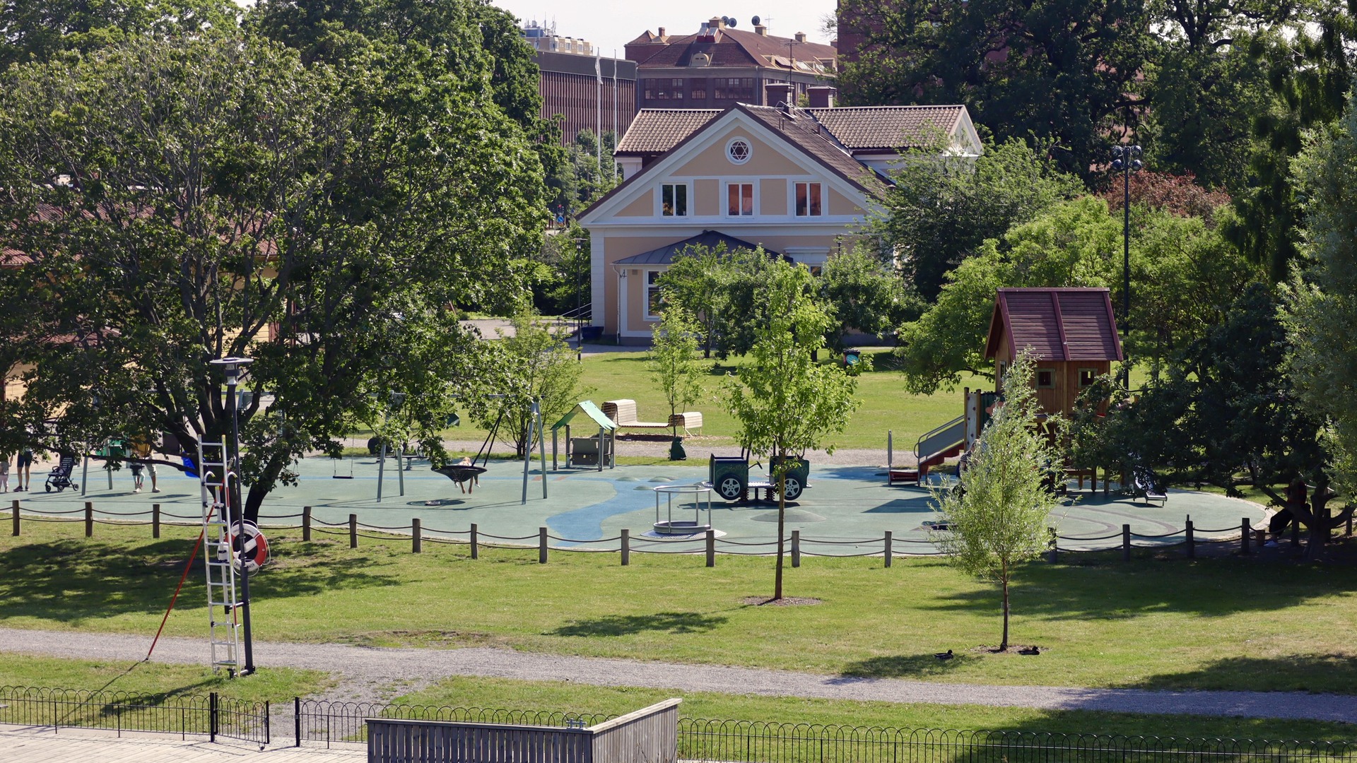 Lekparken och Rothoffsvillan i Rothoffsparken