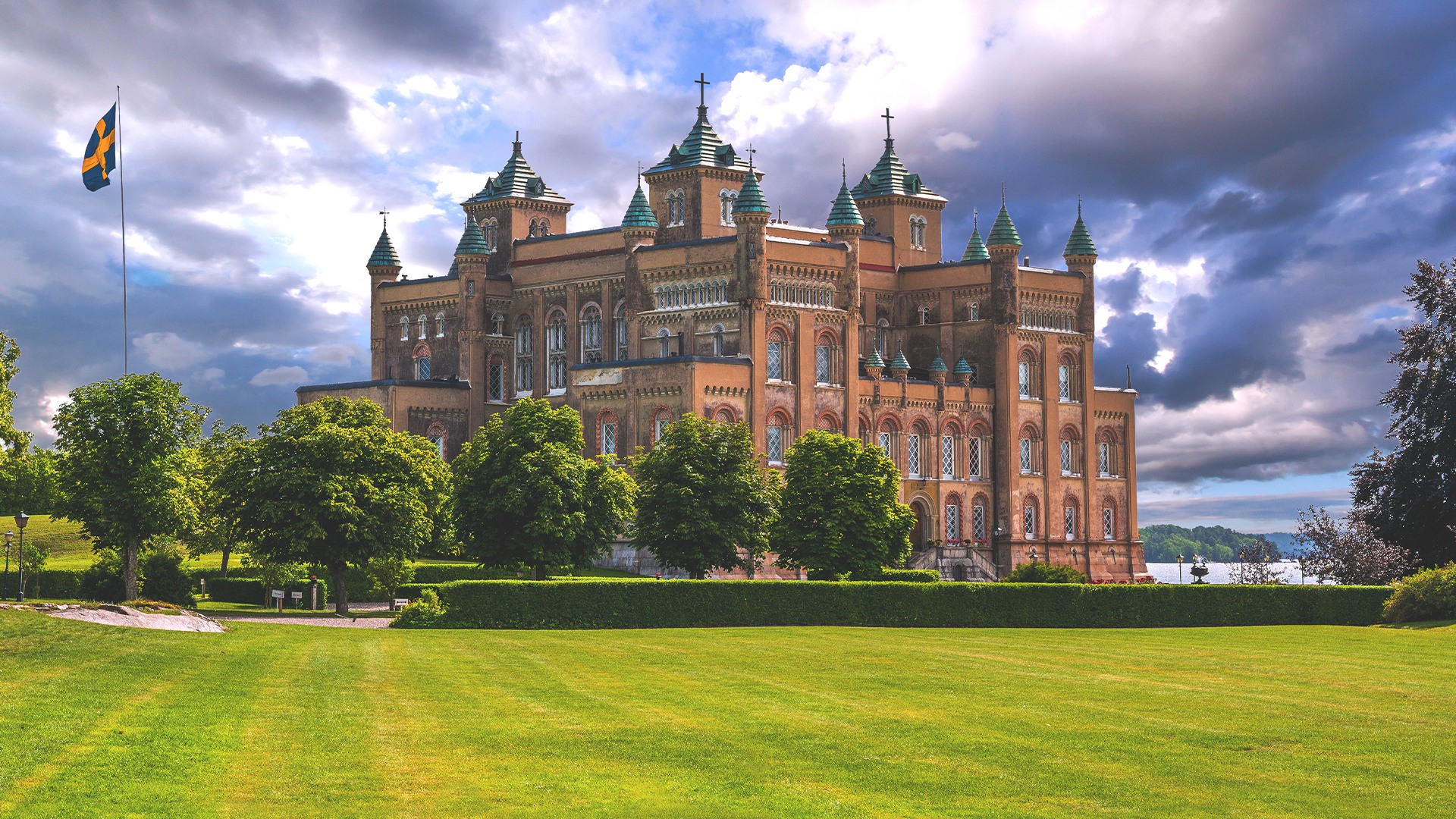 Stora Sundby slott, ett ståtligt slott med tinnar och torn
