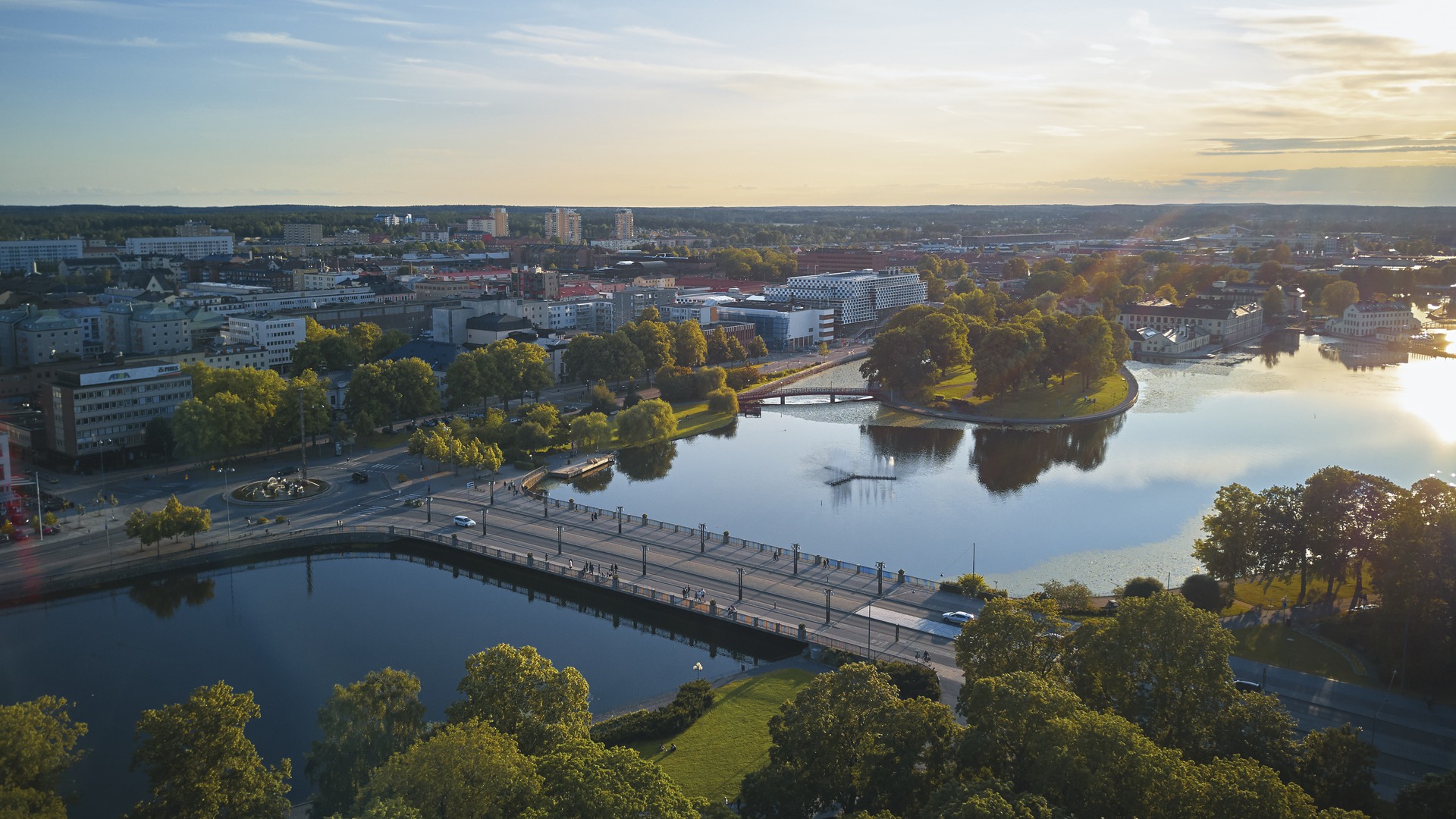Drönarbild över Eskilstuna med Nybron i fokus