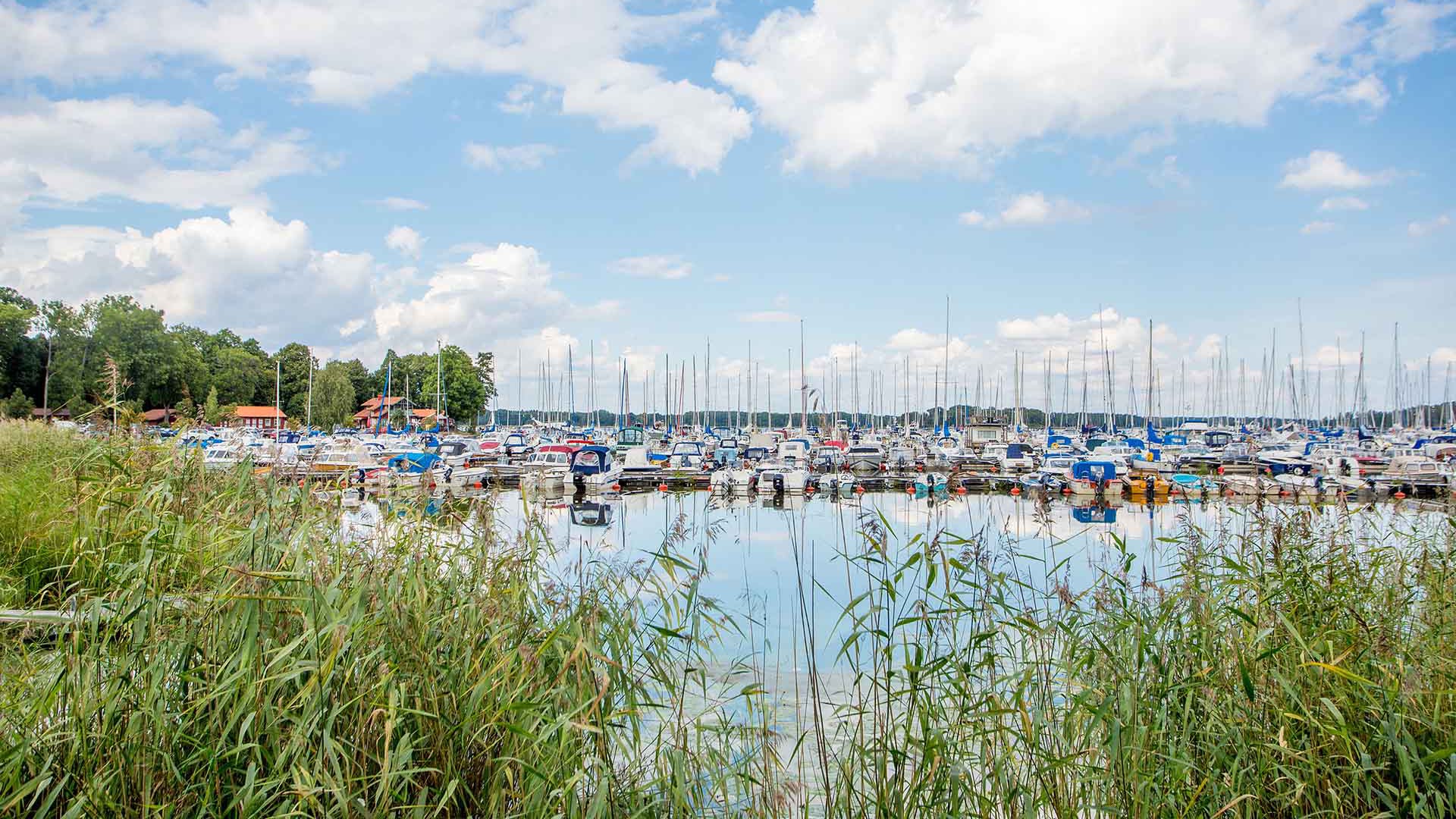 Båtar i Sundbyholms gästhamn en solig sommardag.